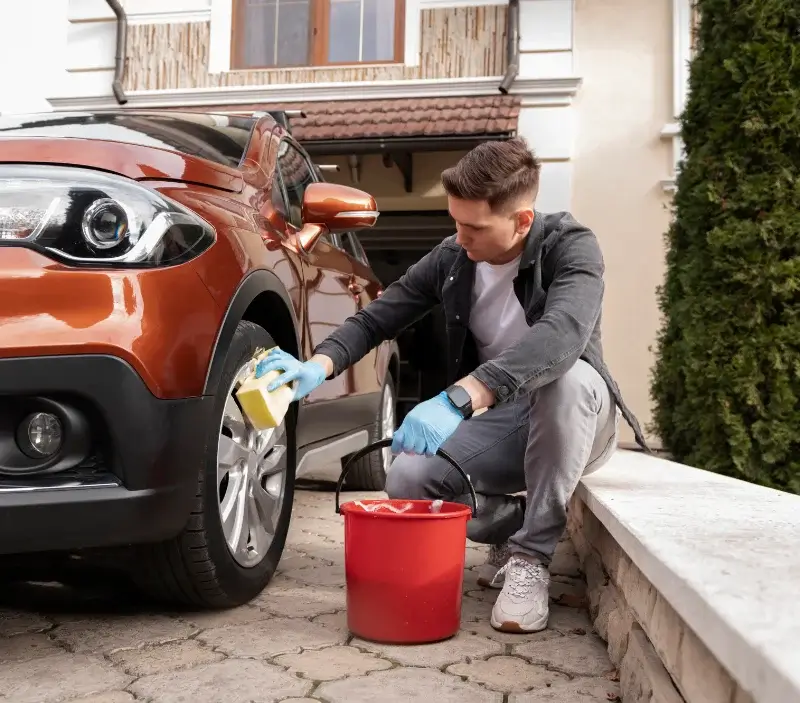 Lavage auto à domicile Crèvecœur-le-Grand : professionnel intervenant sur un véhicule